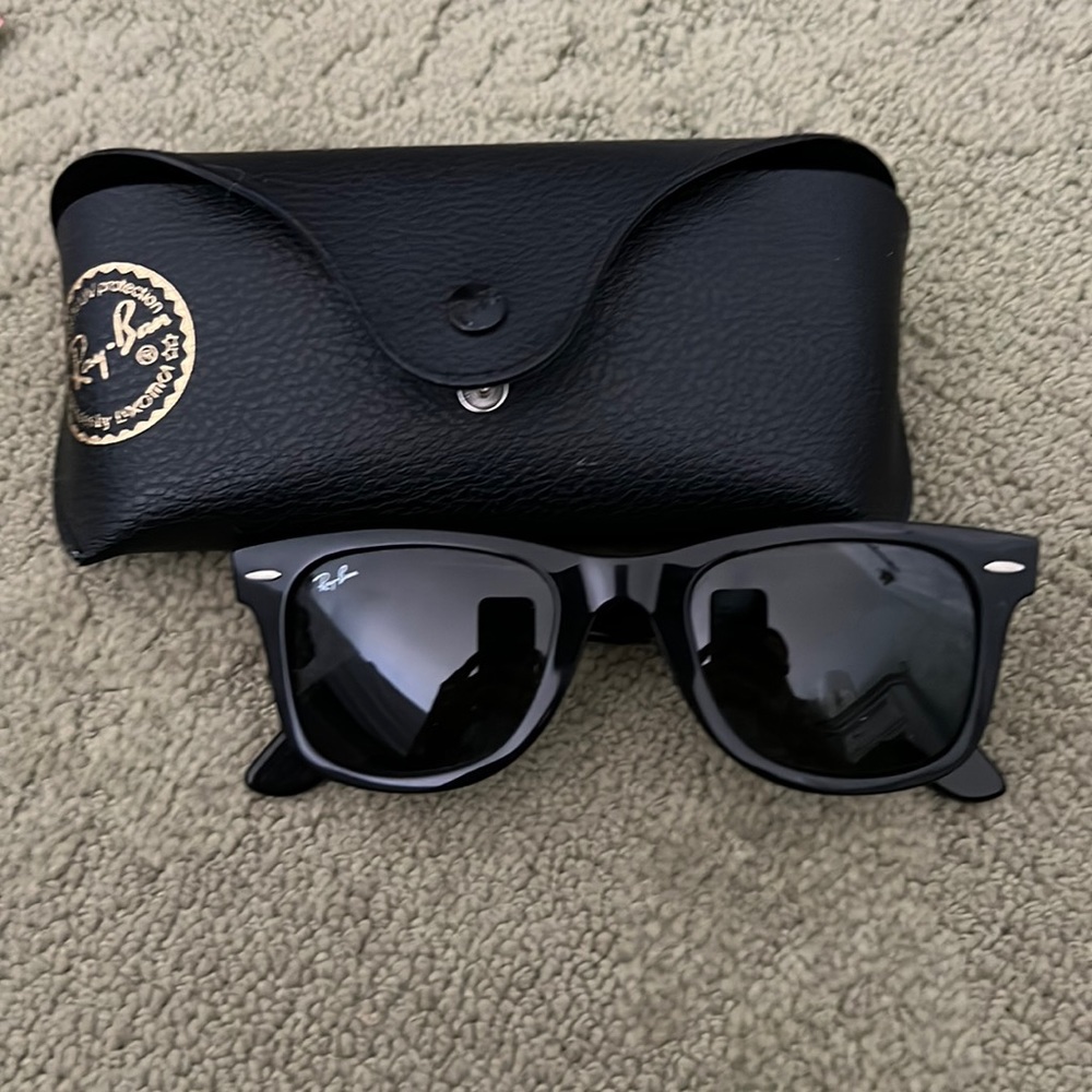 Black ray ban original wayfarer w/ black leather case.